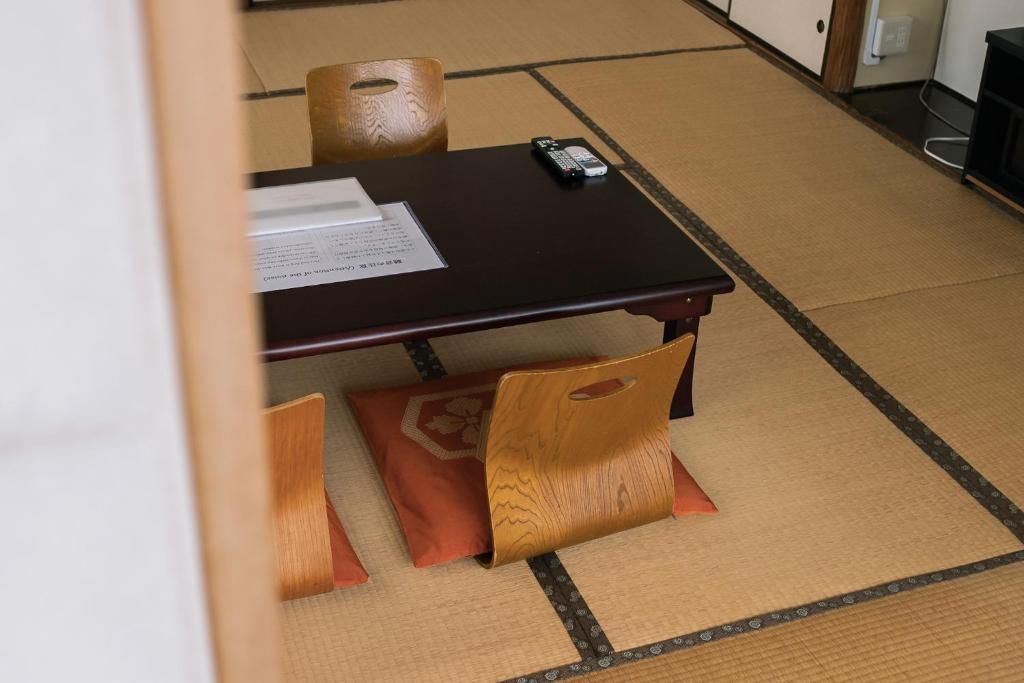Guest House Sunline Beppu Tatami Room Table Chairs