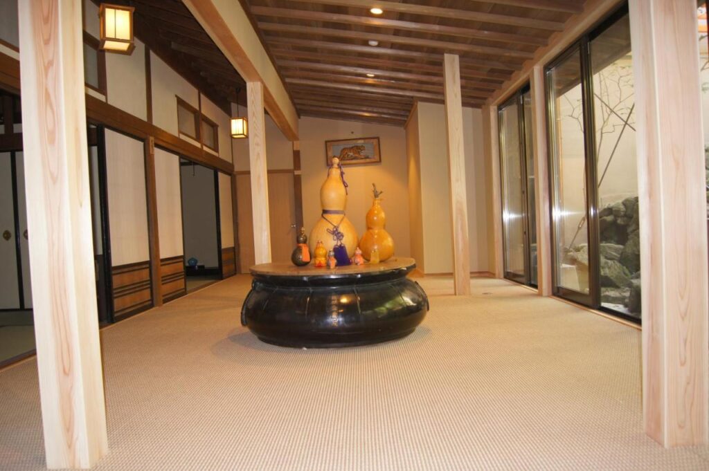 Gyokuzoin Hallway Decor