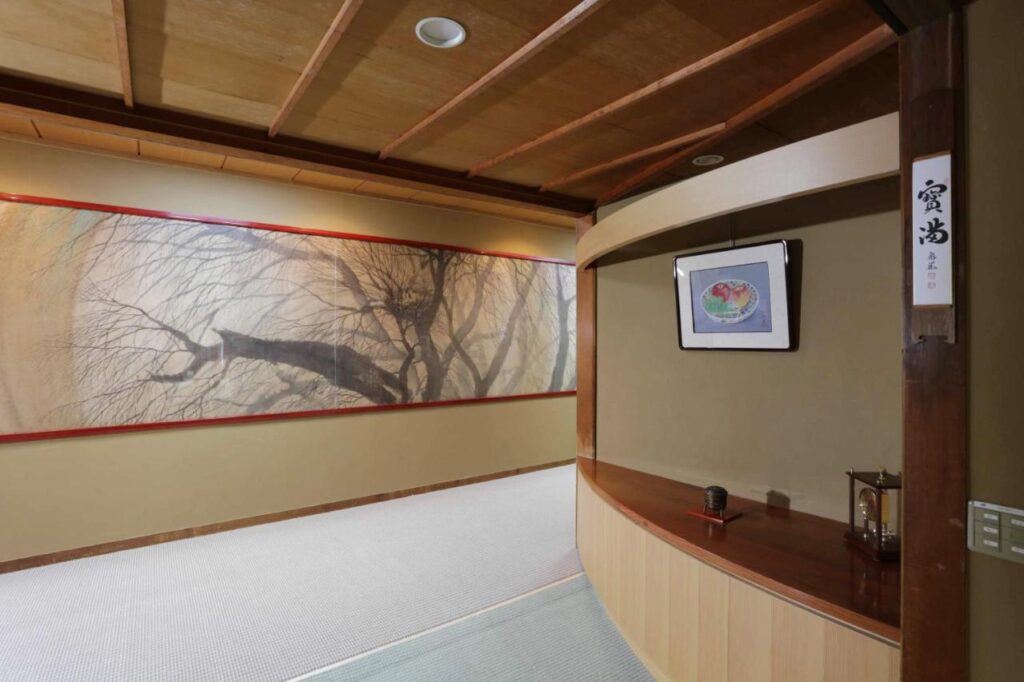 Gyokuzoin Traditional Hallway Art