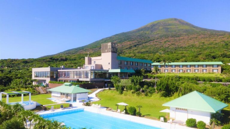 Hachijo View Hotel Exterior Pool Mountain
