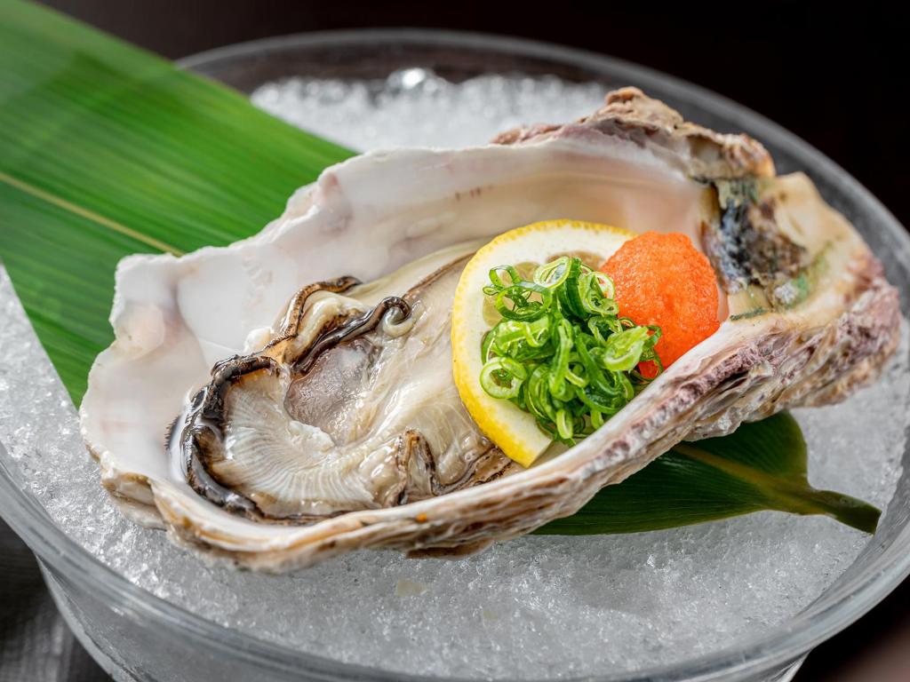 Hakkei Oyster Plate