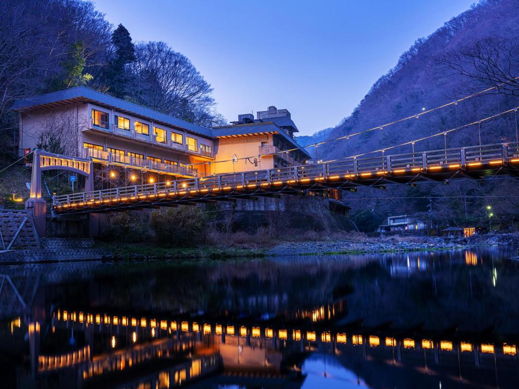 Hakkei Ryokan Bridge Exterior