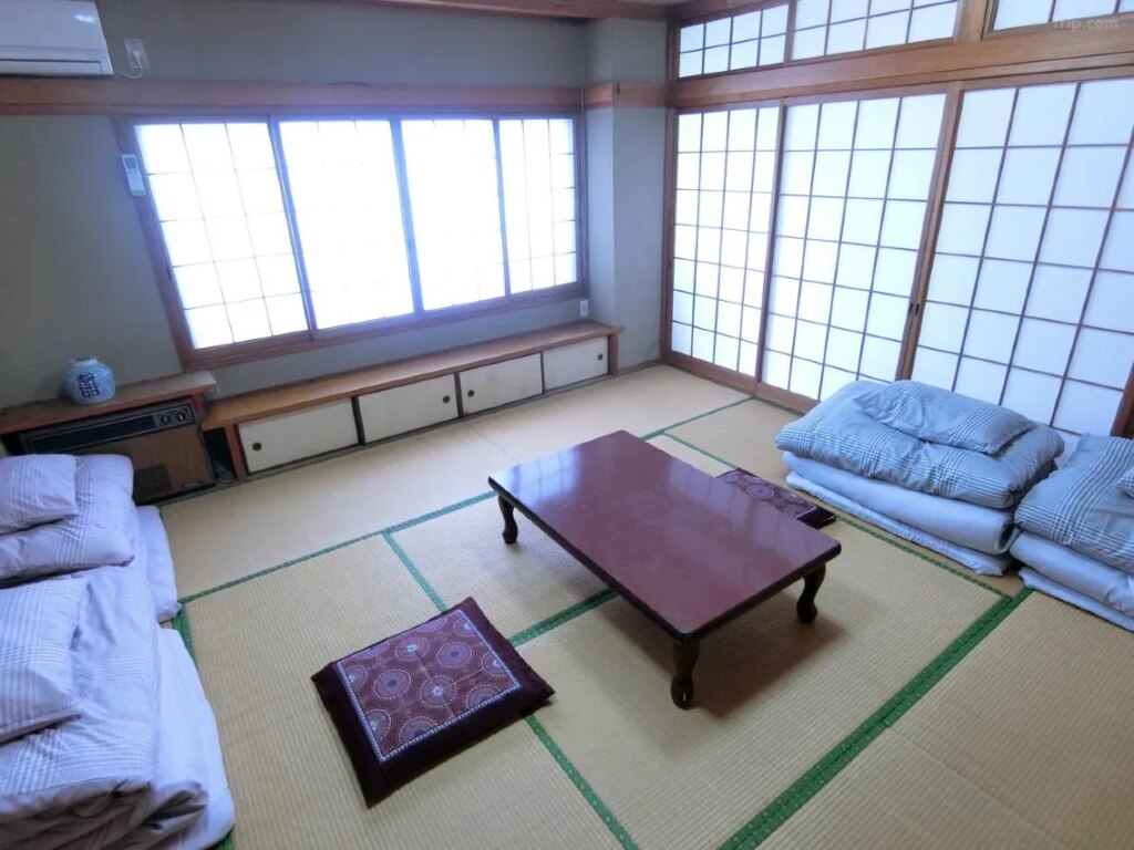 Hiromiya Toji Stay Tatami Room Futons Shoji