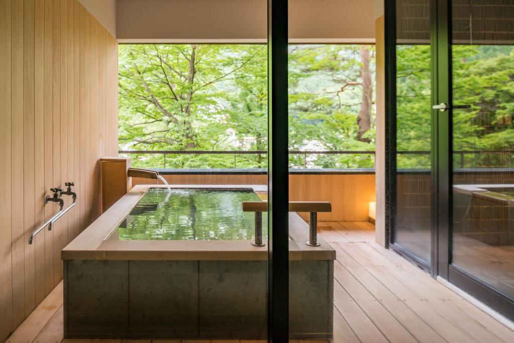 Honkan Sekizen Kan Onsen Bath