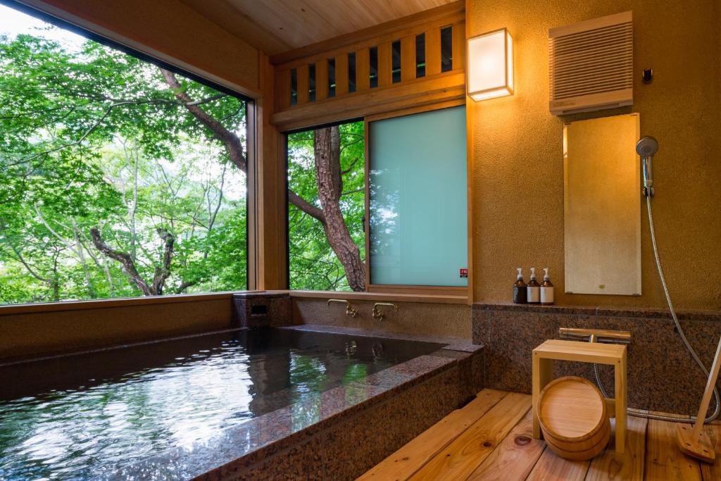 Honkan Sekizen Kan Onsen Bathroom