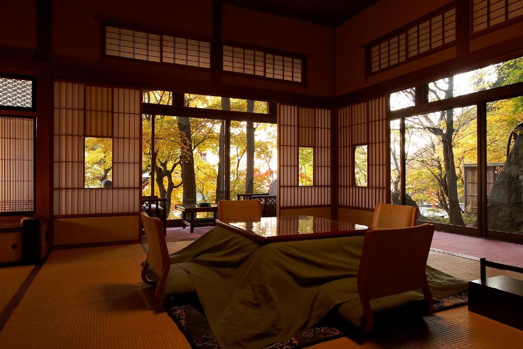 Honkan Sekizen Kan Tatami Room Autumn View