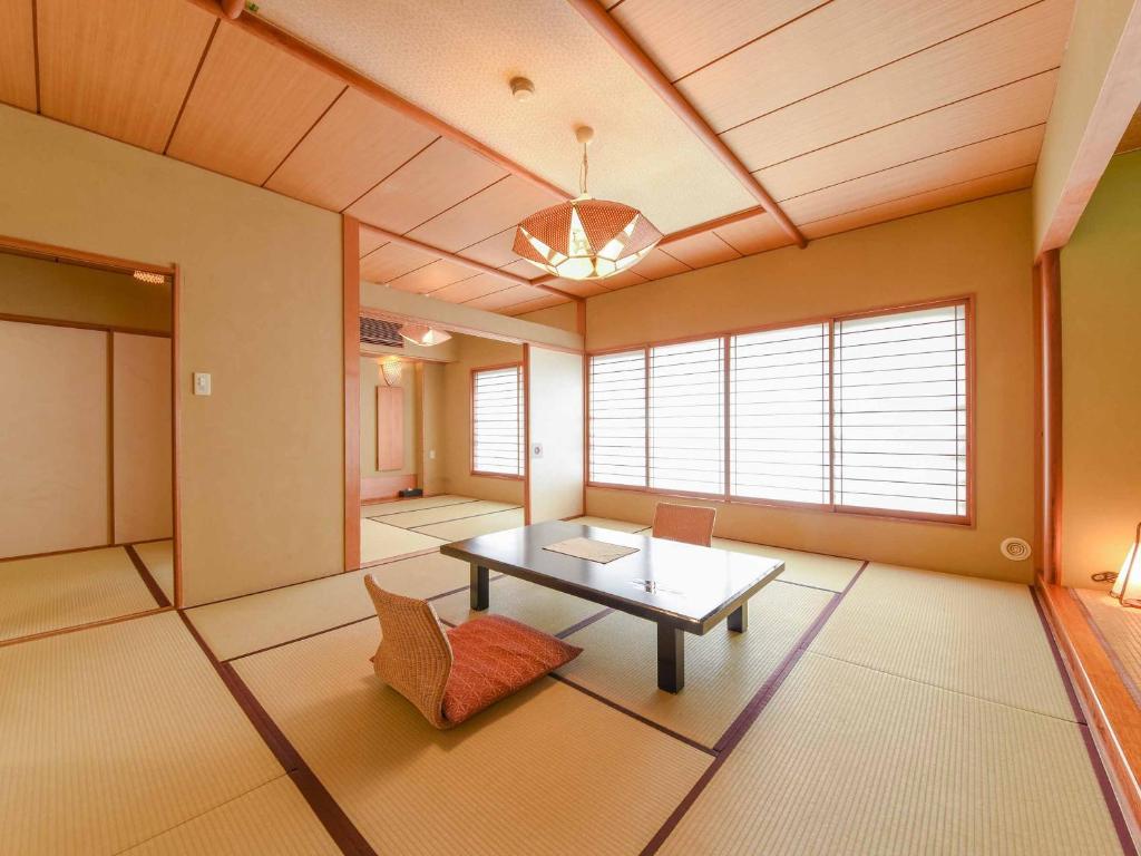 Hotel Hagoromo Tatami Room Table