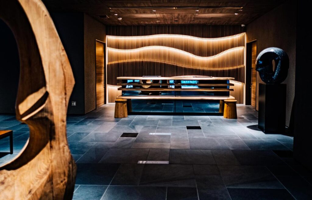 Hotel Resol Trinity Osaka Lobby Wooden Sculptures
