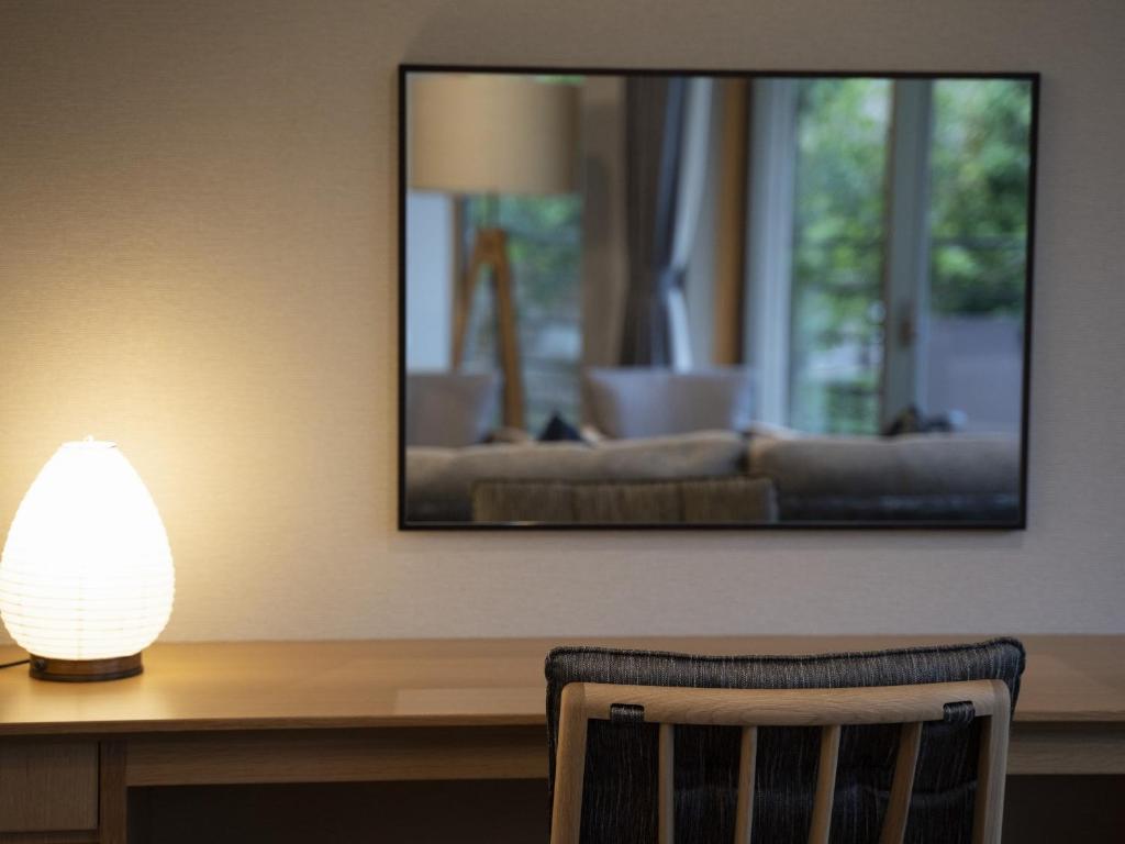 Hotel Sekisuien Desk Lamp Mirror
