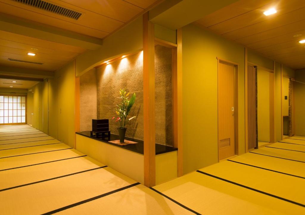 Hotel Shiragiku Tatami Hallway