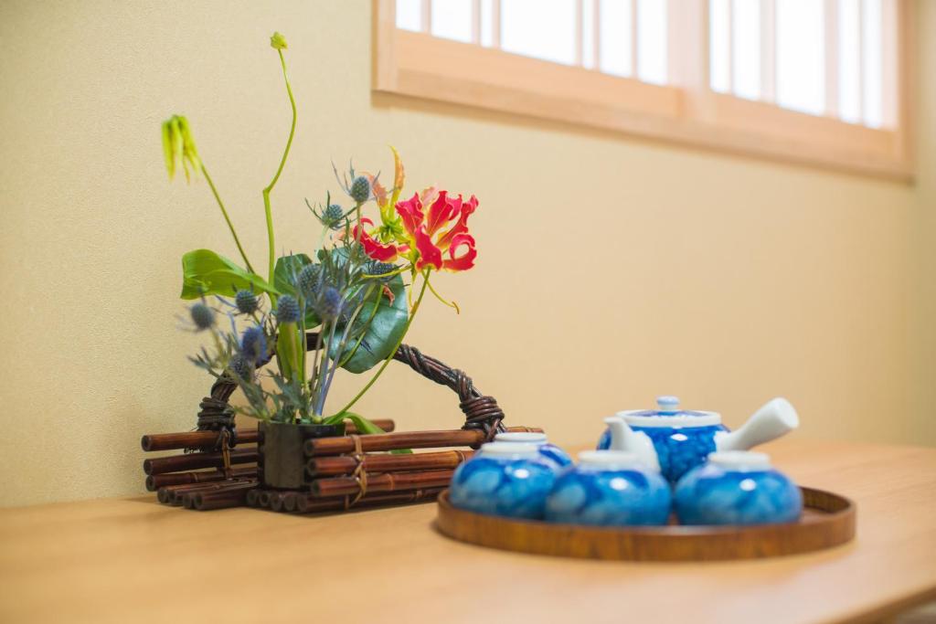 Hotel Yu Shu Tea Set Flower Arrangement