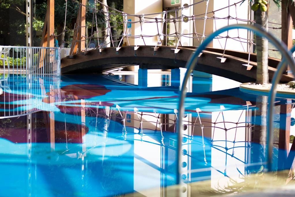 Hotelnewginsui Indoor Pool Bridge