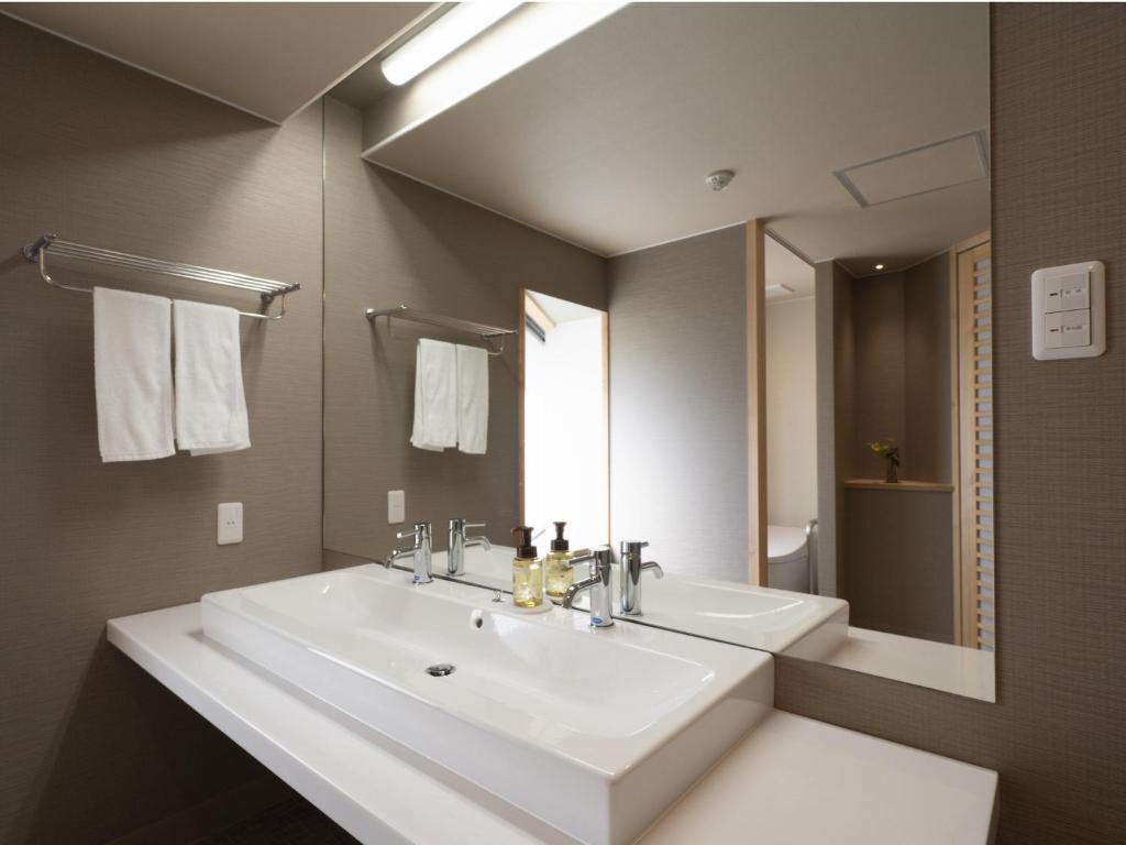 Hotelsekisuien Bathroom Sink