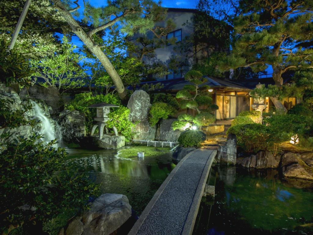 Hotelyagi Garden At Night