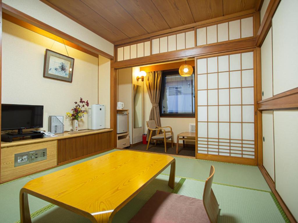 Kaneyoshi Ryokan Tatami Room Tv Floral Arrangement