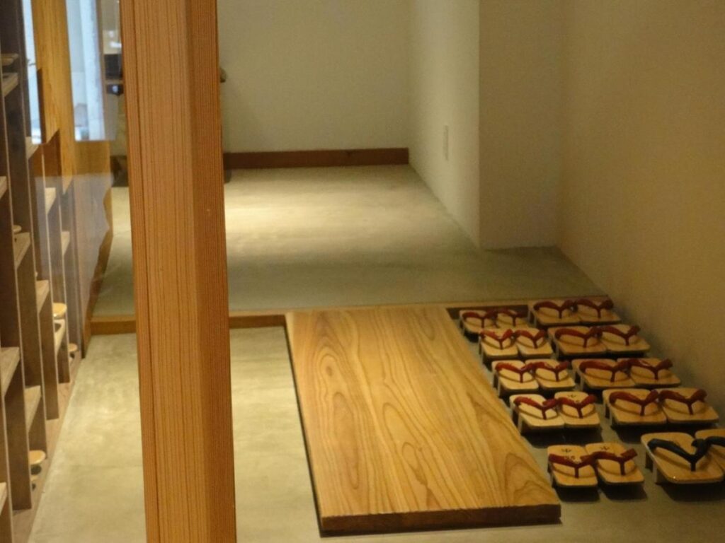 Kinsui Geta Slippers