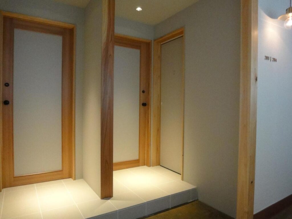 Kinsui Hallway Doors
