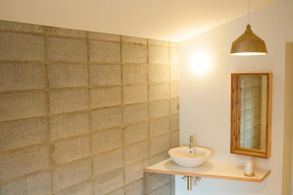 Kinsui Minimalist Bathroom