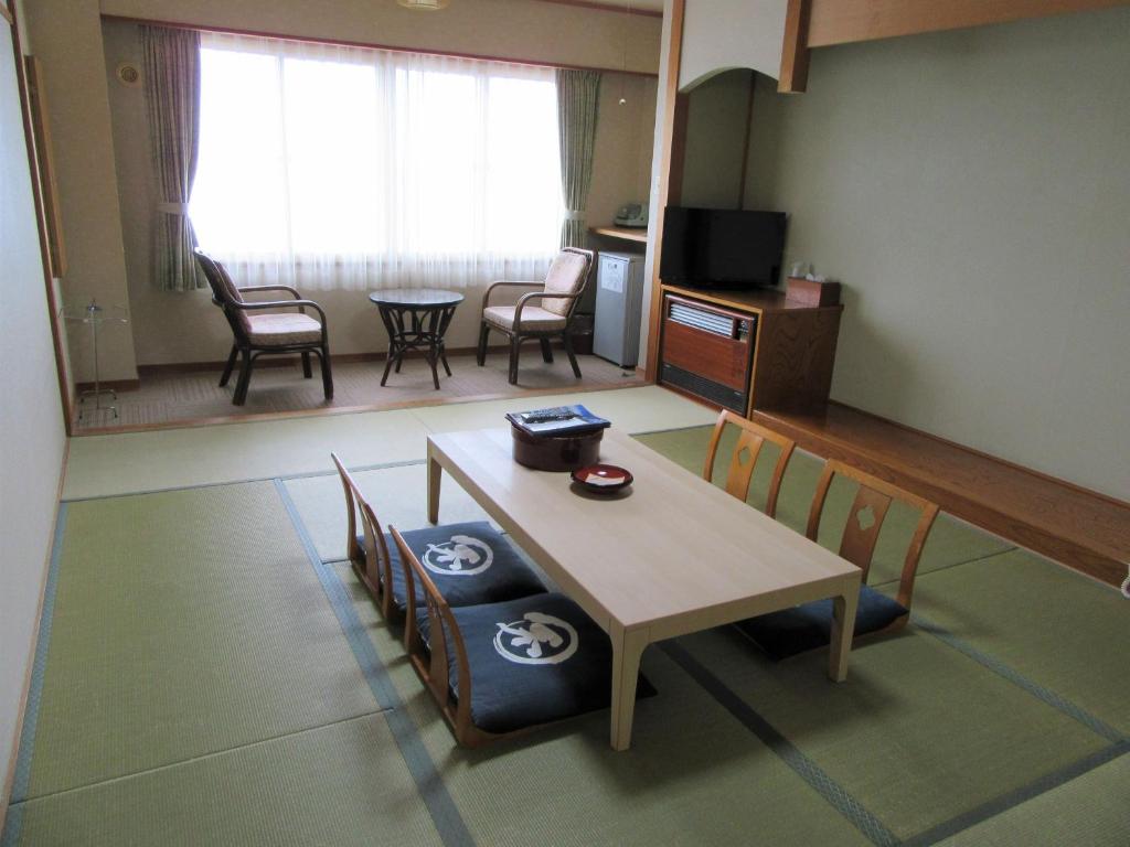 Koganezaki Furofushi Onsen Seaside Outdoor Bath Tatami Room Table Chairs