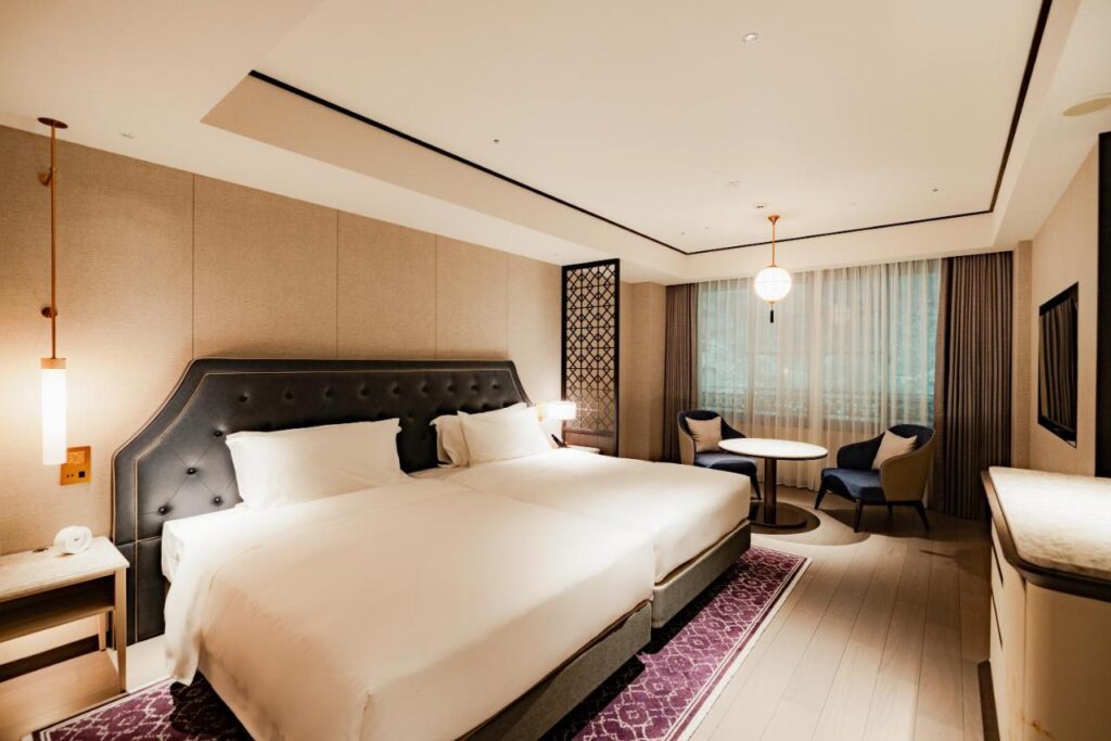 Mampei Hotel Elegant Bedroom