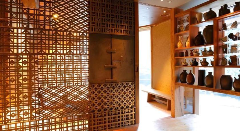 Myoken Ishiharaso Lattice Wall And Pottery Display