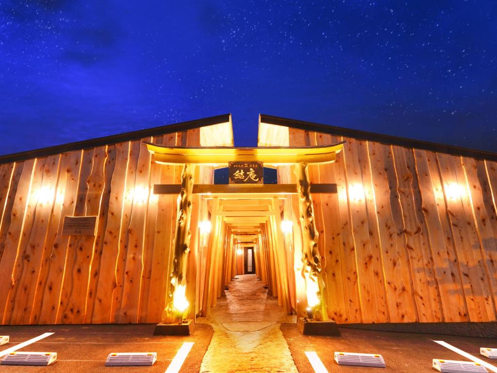 Nihon Ryokan Utsuwa Beppukannawa Wooden Entrance