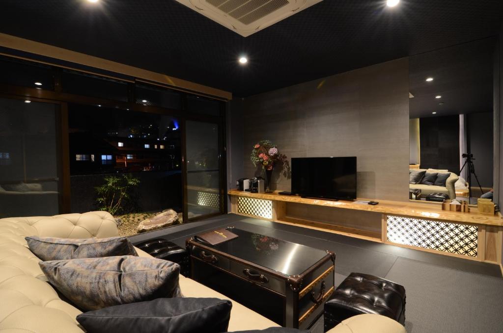 Nihon Ryokan Utsuwa Beppukannnawa Modern Living Room