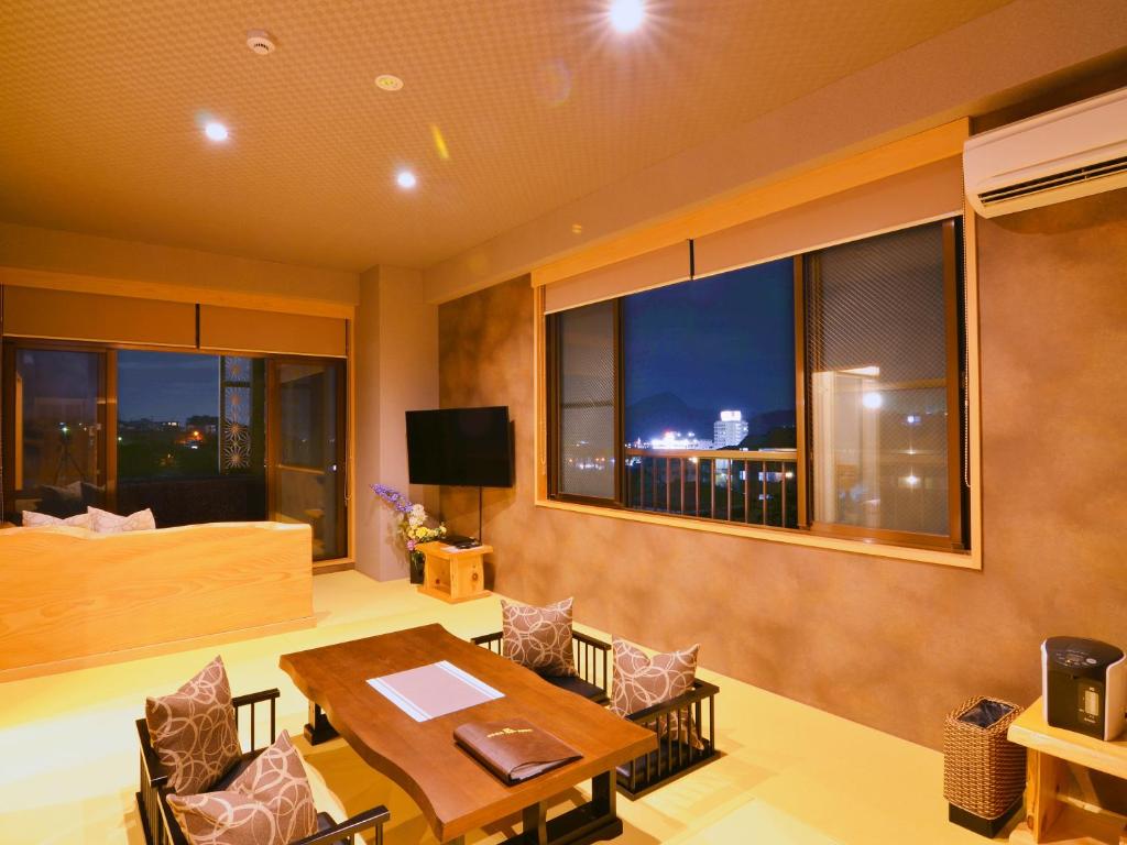 Nihon Ryokan Utsuwa Beppukannnawa Tatami Room Night View