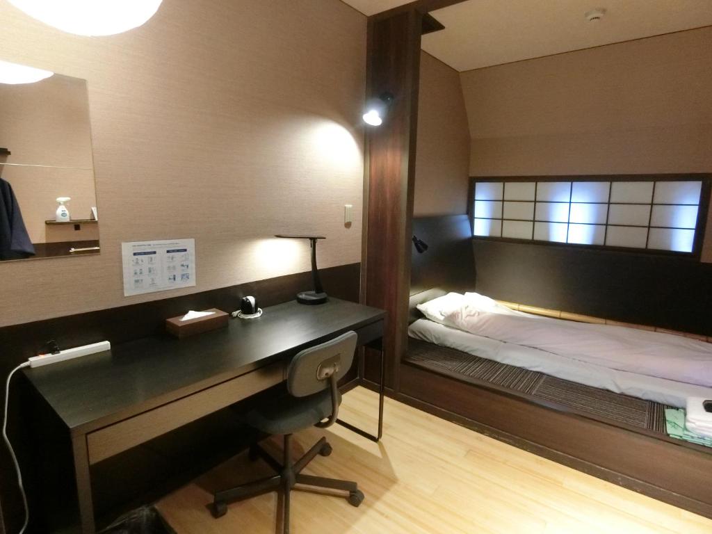 Nogamihonkan Ryokan Room Desk Bed