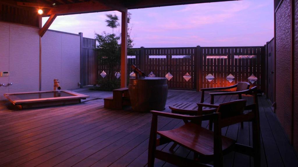 Onsen Meisou Club Fujiya Ryokan Open Air Deck