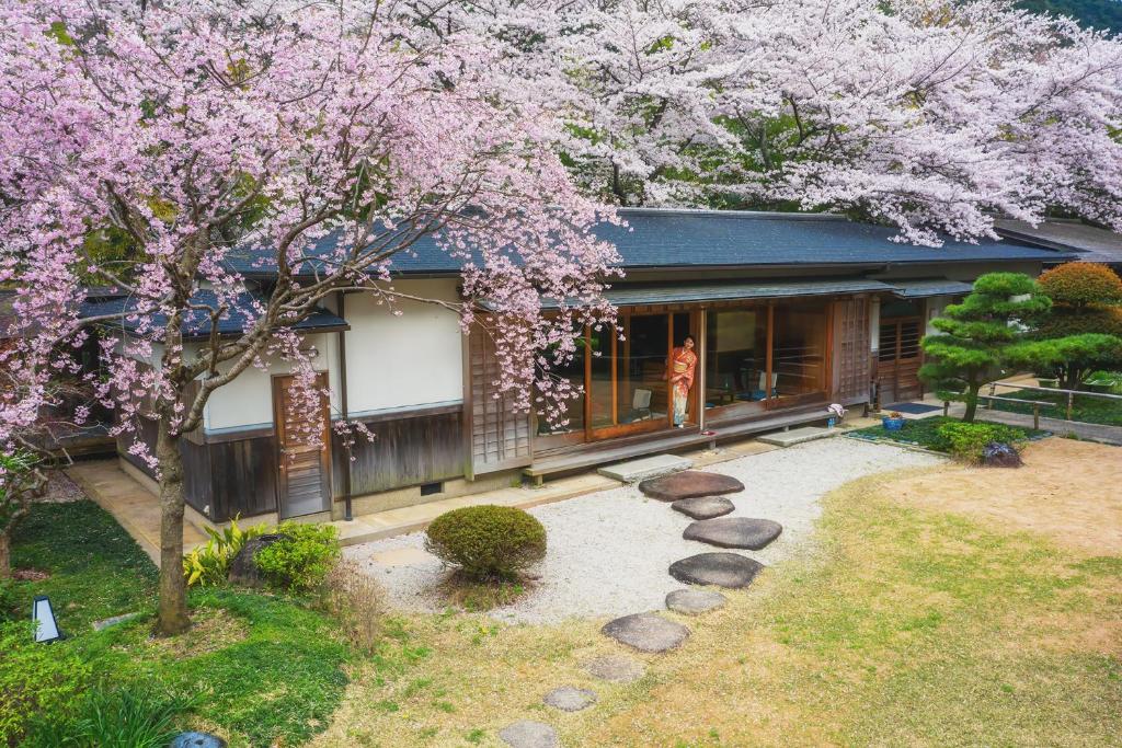 Oukai Villa Izumi Cherry Blossom Garden
