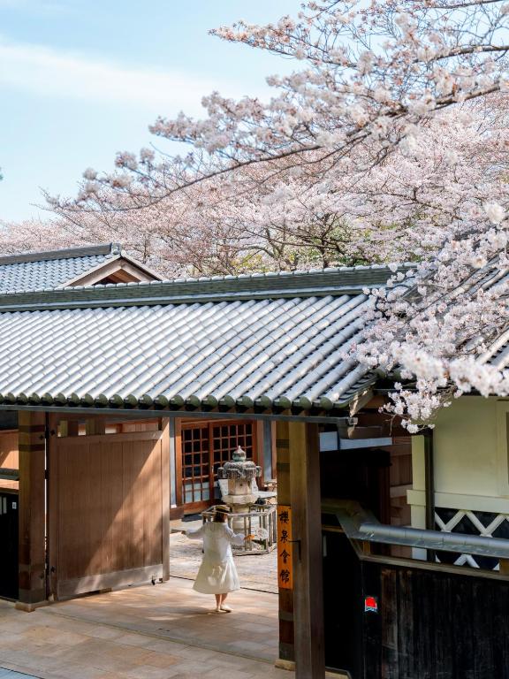 Oukai Villa Izumi Entrance Cherry Blossoms