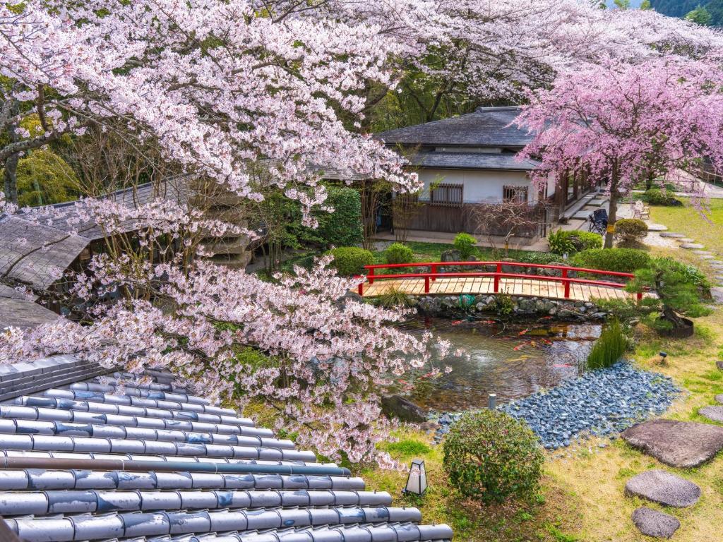 Oukai Villa Izumi Garden Cherry Blossoms Bridge