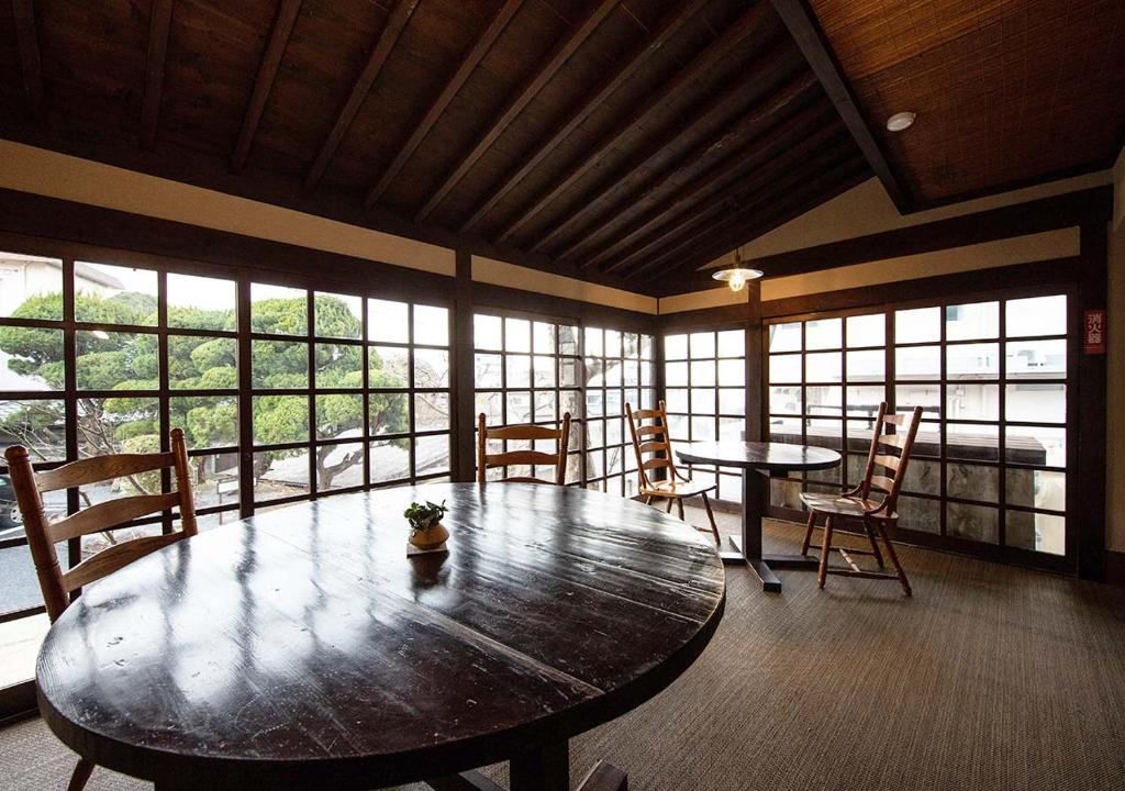 Ryokan Kiraku Dining Room Tables Chairs