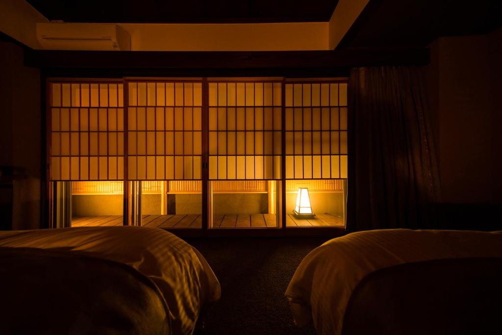 Ryokan Kiraku Shoji Doors Lantern