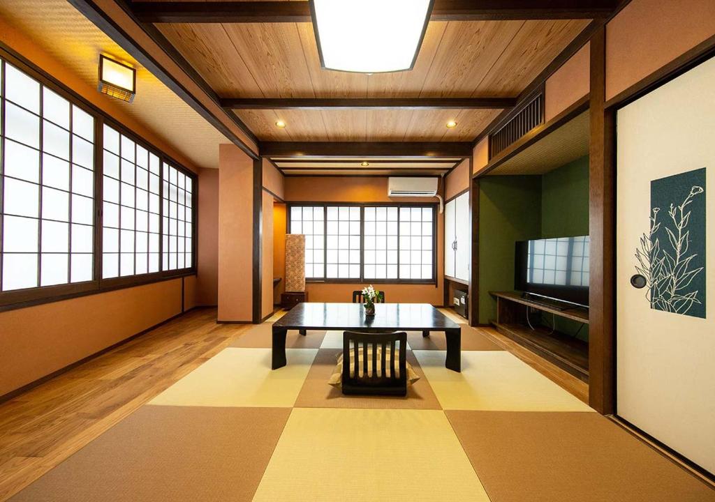 Ryokan Kiraku Tatami Room Table Shoji