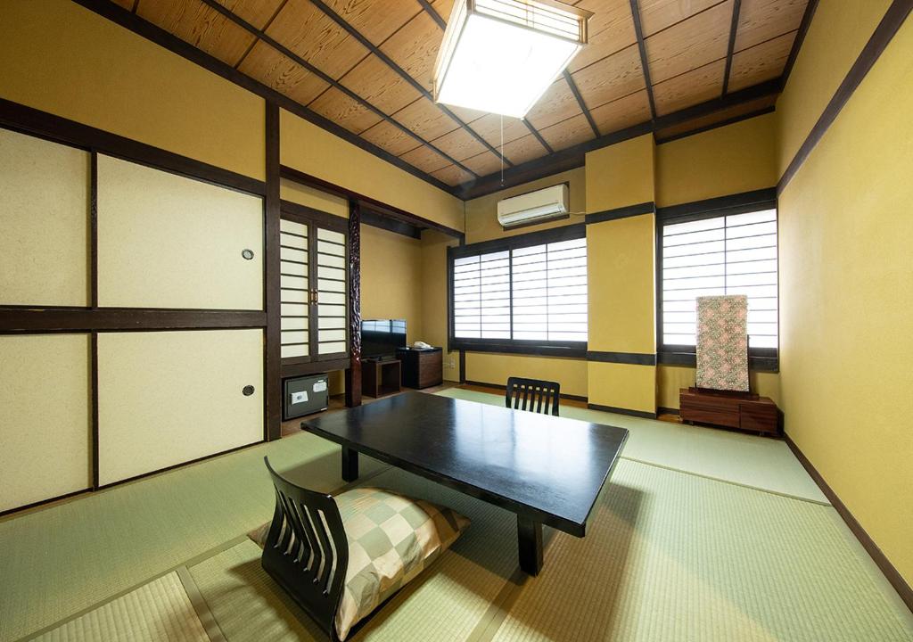 Ryokan Kiraku Traditional Tatami Room