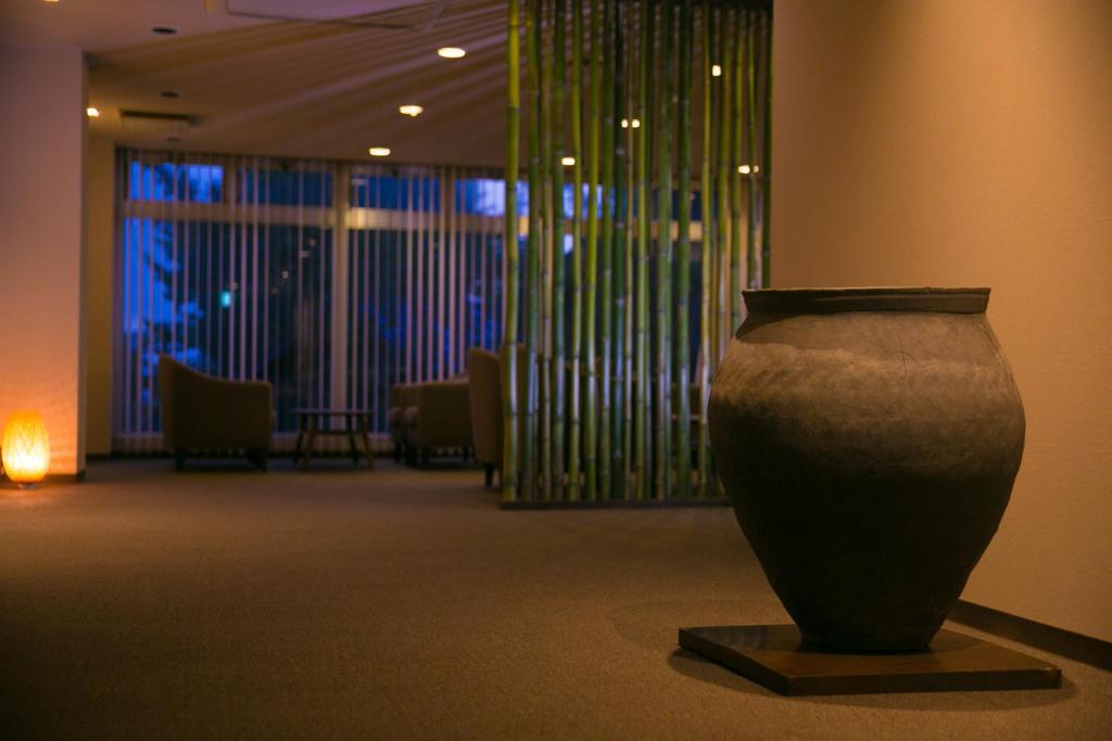 Ryokan Kunisakisou Lobby Jar