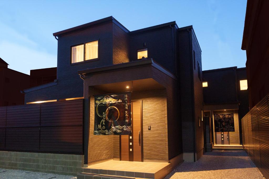 Sanwa Izumi Ryokan Exterior Night