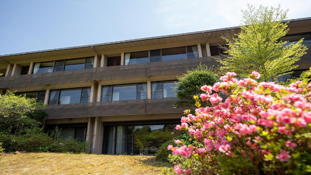 Sengokuhara Cocon Exterior Pink Flowers