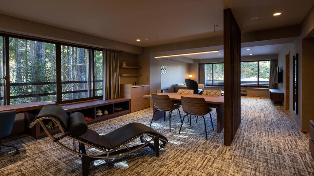 Sengokuhara Cocon Modern Lounge With Large Windows