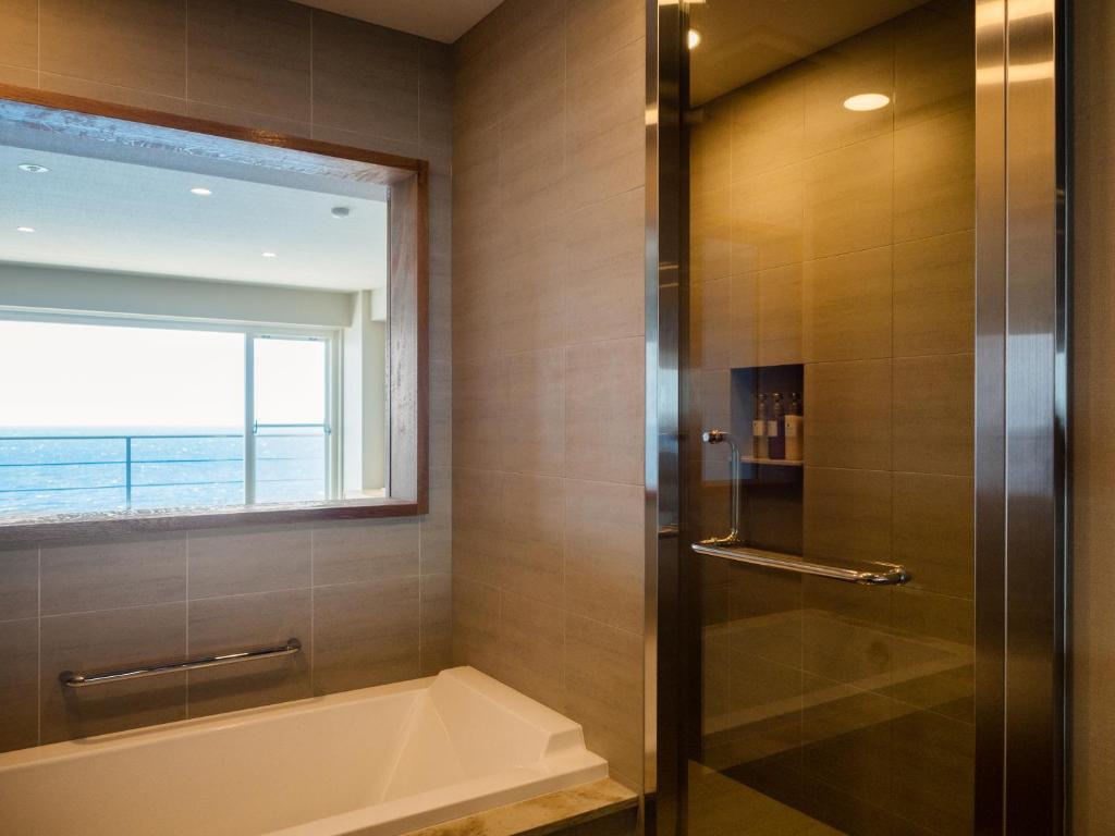 Shirahama Key Terrace Hotel Seamore Bathroom Ocean View