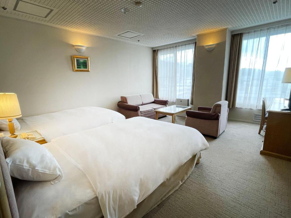 Shirahama Key Terrace Hotel Seamore Room Double Beds Seating Area