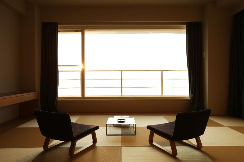 Shirahama Key Terrace Hotel Seamore Tatami Chairs Window