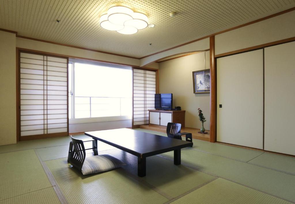 Shirahama Key Terrace Hotel Seamore Tatami Room Low Table