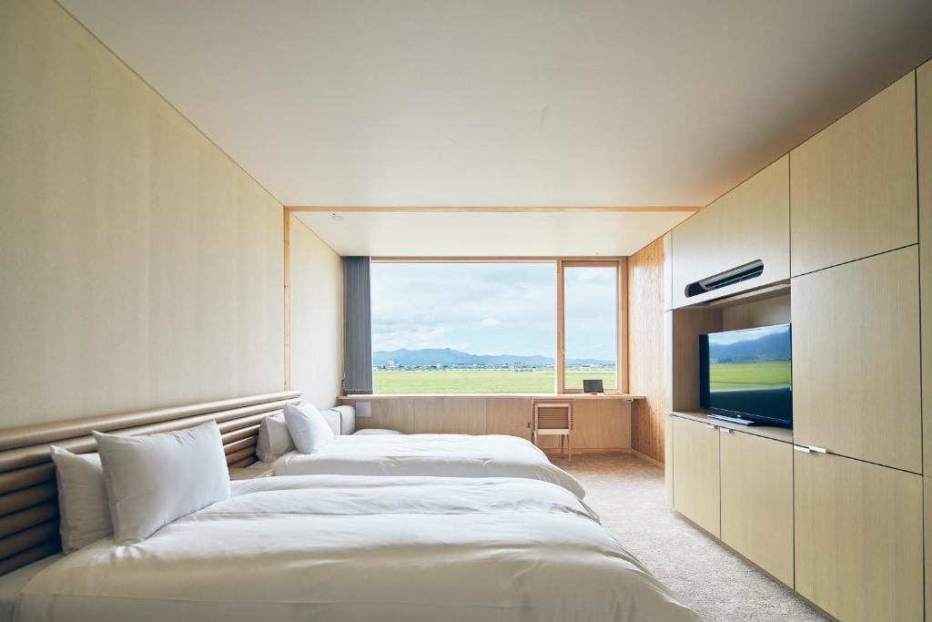 Shonai Hotel Suiden Terrasse Modern Room Beds Window View