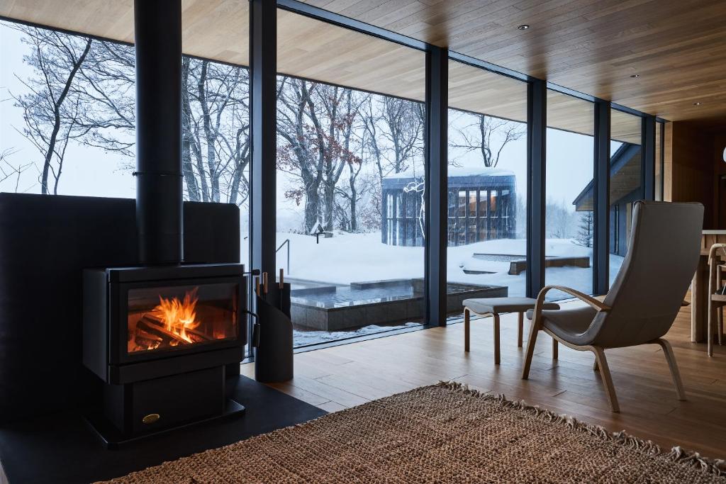 Soneka Fireplace Room Snow View