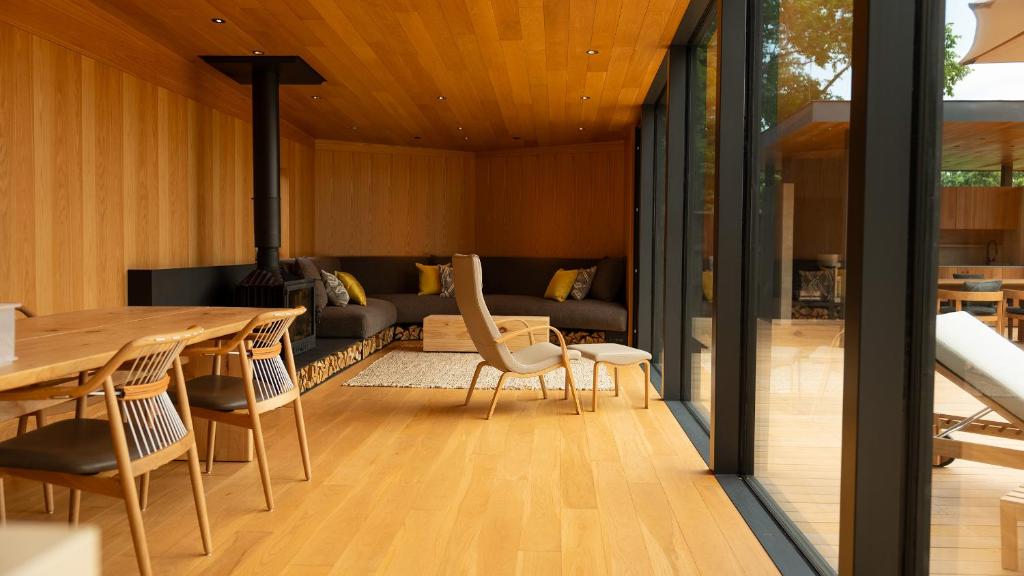 Soneka Modern Wooden Room