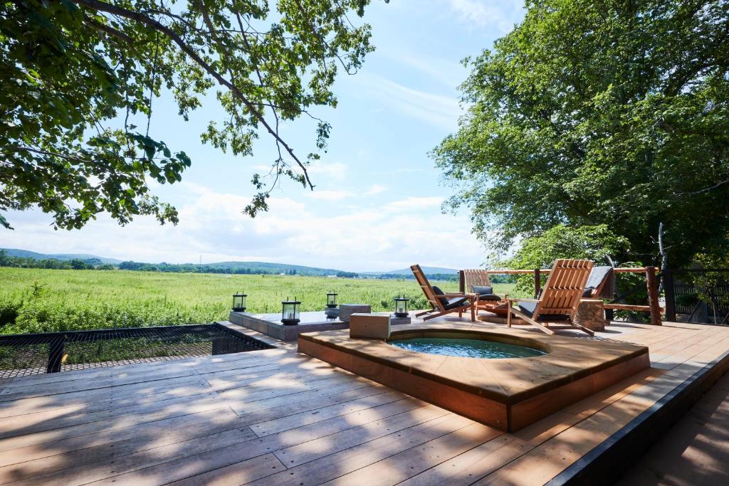 Soneka Outdoor Hot Tub Deck