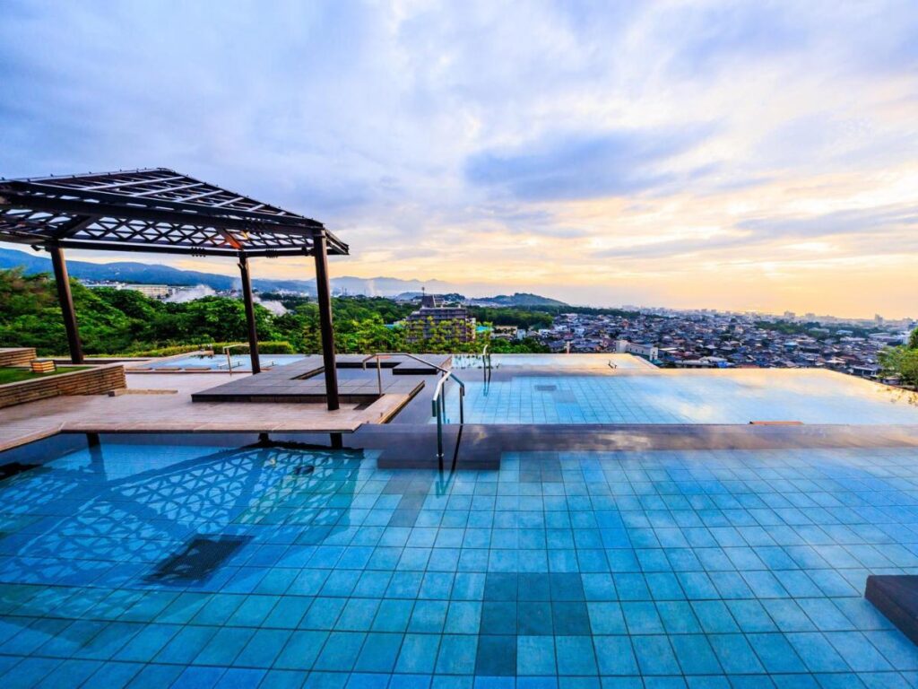 Suginoi Hotel Infinity Pool City View